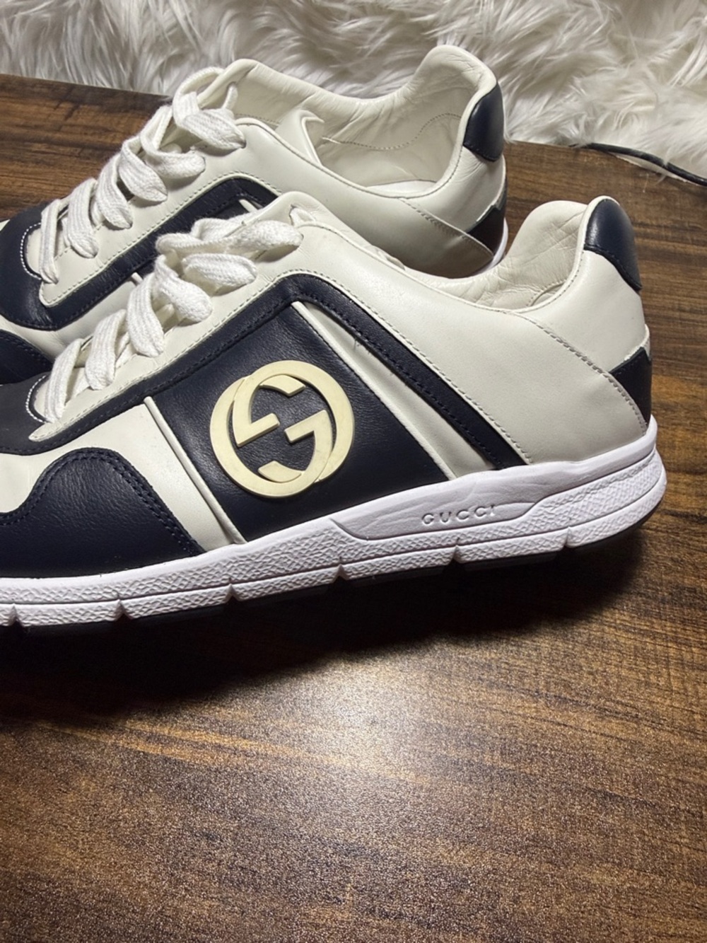 Gucci Men's White and Navy Leather Sneakers - Picture 4 of 11